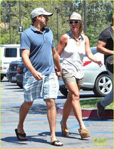 组图：布兰妮热裤出街大方凸点 与男友十指紧扣