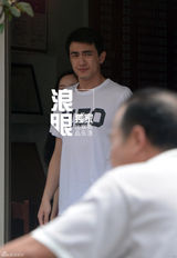 组图：林更新蒋梦婕散步吃拉面 挽胳膊轻抚背