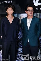 组图：韩片《群盗》试映 河正宇等出席