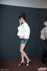 组图：薛凯琪宣传新片 与观众合影不慎走光