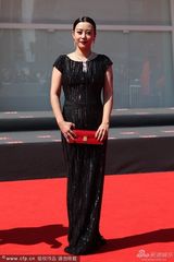 组图：郝蕾黑色亮片礼服裙亮相雍容华贵