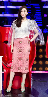 组图：李小冉《超级先生》御姐风 美腿修长