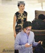 组图：李心洁夫妻现身全程无交流 彭顺不离手机