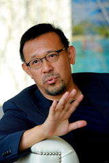 组图：姜文戛纳受访 卖萌辩称我没有教训过记者