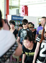 组图：李宇春戛纳归来心情靓 黑超遮面显酷帅