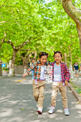 独家：汤镇业双胞胎女儿大甜大圆首曝光