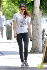 组图：克里斯汀-斯图尔特休闲装扮 纹身吸睛