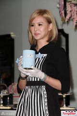 组图：安心亚化身俏丽女服务生上演喂食秀