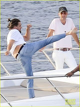 组图：就是这么自信！发福男神莱昂纳多秀功夫