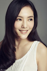 组图：蔡文静白裙写真 清新甜美笑容灿烂