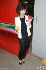 组图：TVB《冲线》开镜拜神 蔡思贝否认恋情