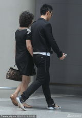 组图：黄晓明携父母现身机场 全程与妈妈手牵手