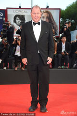 组图：导演罗伊-安德森亮相威尼斯红毯
