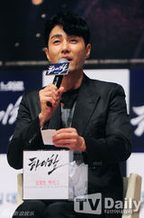 组图：车胜元高京表辉星亮相《高跟鞋》纪念会