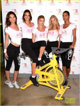 组图：维密超模变身健美宝贝 贴身装显玲珑身材