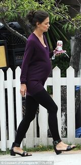 组图：前阿汤嫂挺大肚现身片场 穿休闲装变慈母