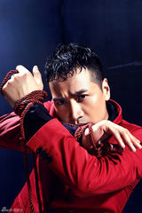 组图：何晟铭七夕缠红线 狂野绅士魅力爆表