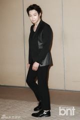 组图：JYJ举行新专发布会 露胸肌秀性感