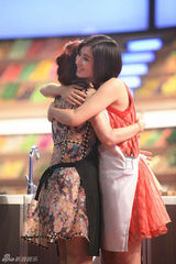 Selina(S.H.E)穿无袖连衣裙不惧明火 手臂疤痕依旧明显