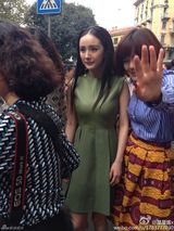 组图：杨幂产后复出时装周 绿装清爽上围抢镜