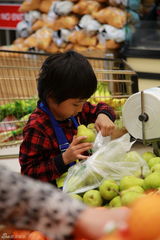 组图：爸爸2萌娃客显主人风 超市作战小鬼当家