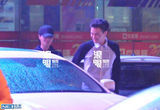 组图：朱丹周一围夜会逛街 甜蜜牵手似老夫老妻