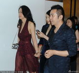 组图：章子怡与友人紧牵手 离场全程手机玩不停