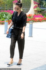 组图：高圆圆婚后现身上海 一身黑衣露成熟韵味