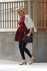 组图：斯嘉丽红裙挺大肚出街 踩高跟鞋行走吃力