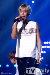 组图：众男团帅气大比拼 SHINee激情献唱