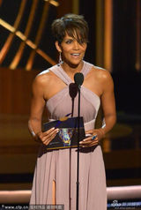 组图：女演员哈莉-贝瑞短发造型登台