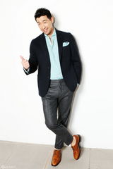 组图：《黄金时代》剧组合影 汤唯笑容灿烂