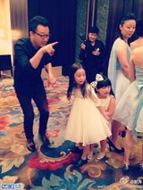 组图：吴京拄拐娶谢楠 angela石头当花童