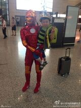 组图：儿童节机场工作人员穿卡通服装 创意足