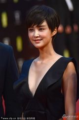 组图：上影节闭幕 张歆艺黑色深V礼服性感优雅