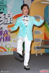 组图：吴宗宪遭火辣美女团抱大腿袭击下体