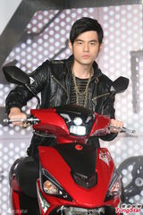 组图：周杰伦证实明年前结婚 称想生个小周杰伦