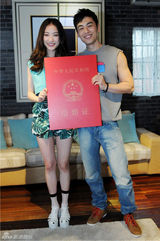 组图：《新娘大作战》杀青 倪妮领“结婚证”