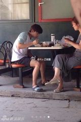 组图：李易峰街边吃盒饭拍戏 疑曝吴邪私服造型