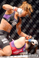 组图：韩星Nana等助阵宋佳妍拳坛出道战