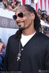 组图：说唱歌手SnoopDogg墨镜look酷帅亮相红毯