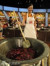 组图：刘孜意外厨房起火 朱孝天“英雄救美”