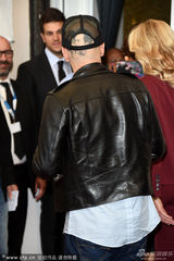 组图：弗兰科自导自演新片发布 秀光头纹身