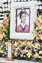 组图：韩车祸女团 Ladies' Code 权梨世办葬礼 灵堂放白菊