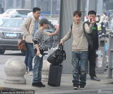 组图：郭敬明现身机场 高个帅哥帮提行李