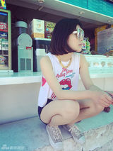 组图：夏梓桐夏日酷玩滑板 动感十足童心未泯