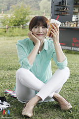 组图：《星星》柳仁英拍广告 秀清新甜美夏季风