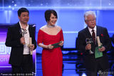 组图：靳羽西登台颁奖 红色低胸长裙风采依旧