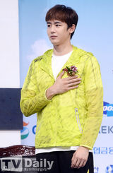 组图：2PM尼坤出席羽毛球活动 阳光笑容暖人心