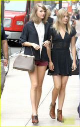 组图：霉霉与朋友逛街 超短热裤露美腿